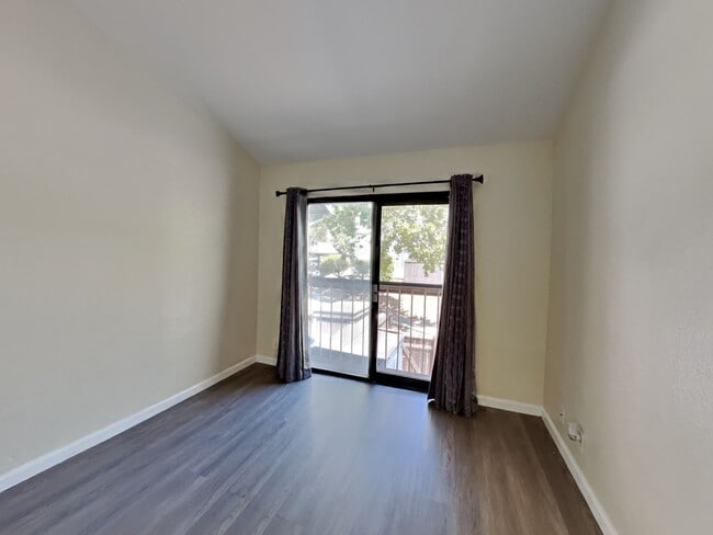 Building Photo - 2/1 Oakland Condo Near Zoo!
