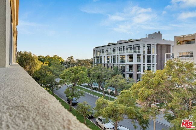 Building Photo - 432 N Palm Dr