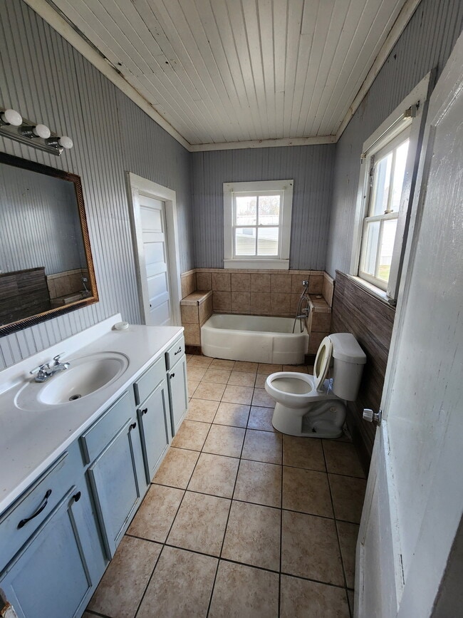 Building Photo - 517 Lasalle St