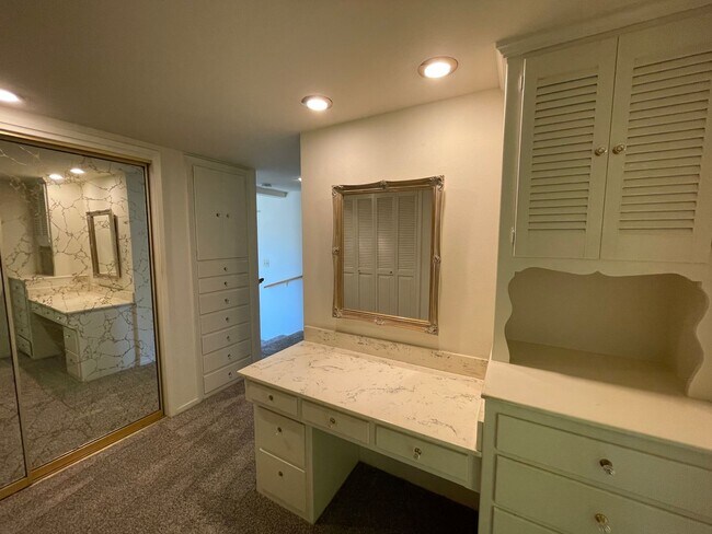 Building Photo - Custom home located next to Oakdale Country Club!