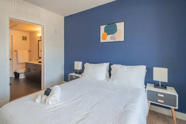 Building Photo - 688 W 1st St