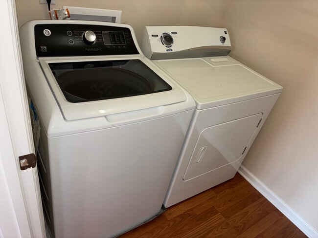 Building Photo - Room in Condo on Claret Ln