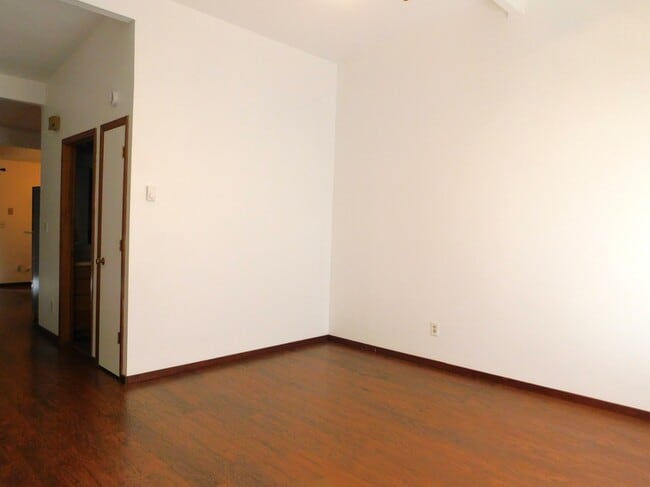 Building Photo - 604 Pine Ave