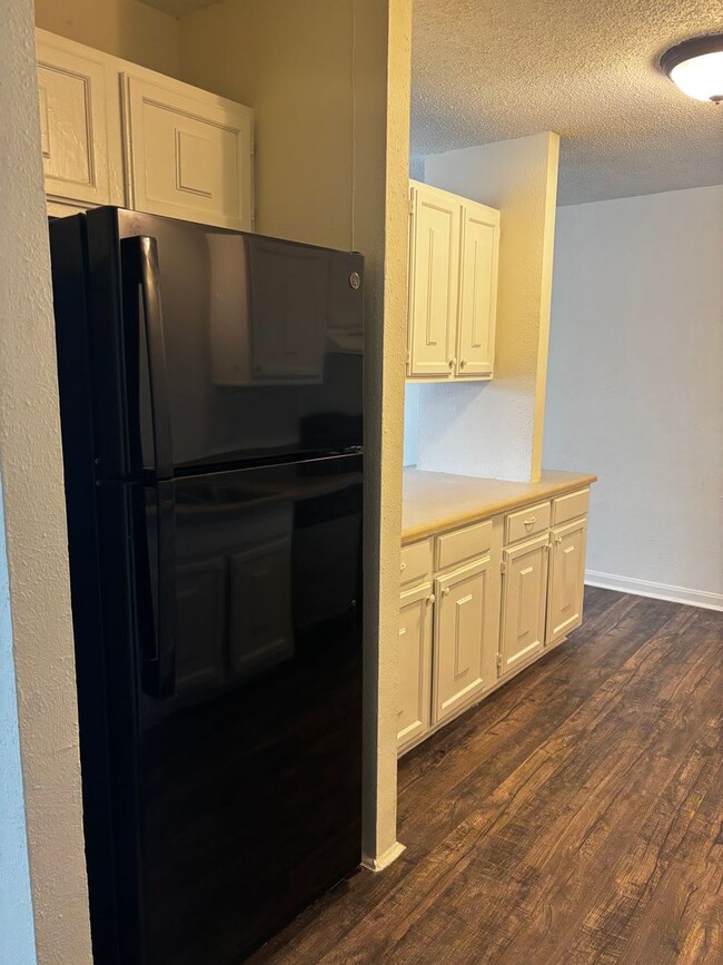 Building Photo - 3 Bedroom 2 Bath