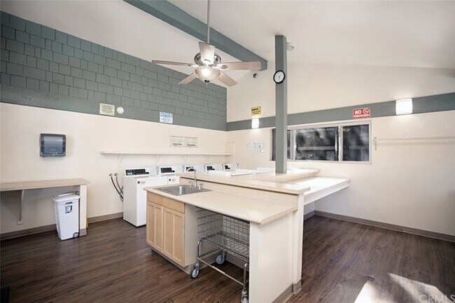 Building Photo - 323 Streamwood-