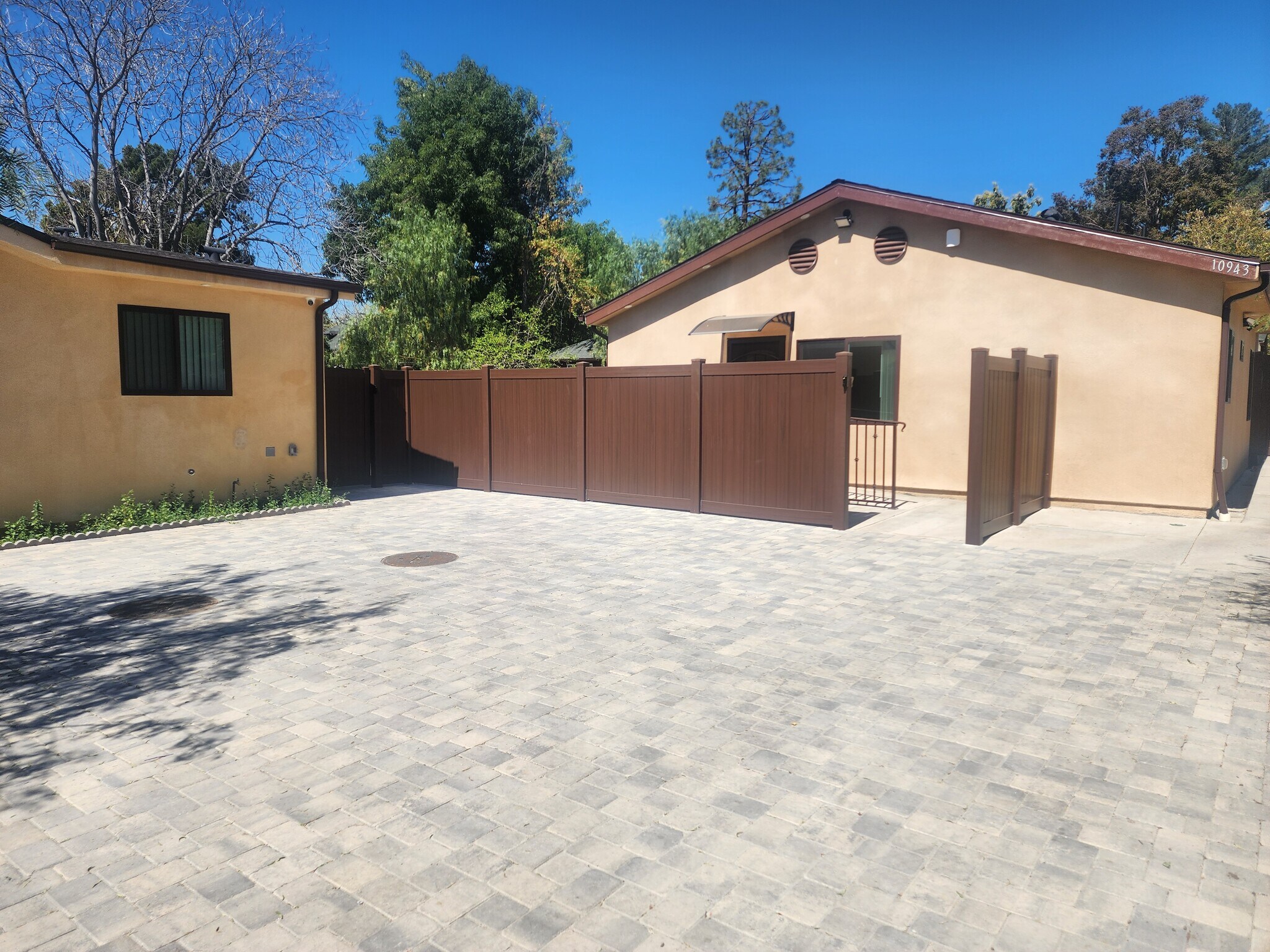 Building Photo - 10941 Walnut Dr