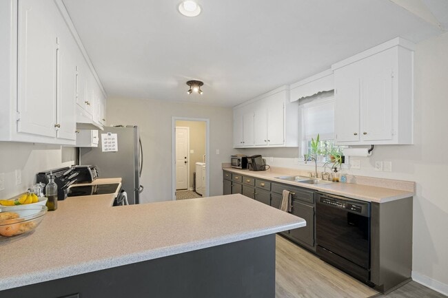 Building Photo - Bright and Spacious 3 Bedroom Home in Chesterfield ***Available Early March***