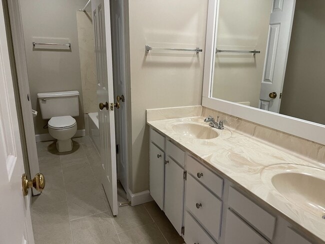 Building Photo - 3BD/2BA Townhouse Located in the Heart of East Memphis