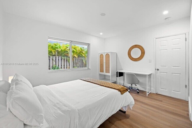 Building Photo - 817 Tequesta St