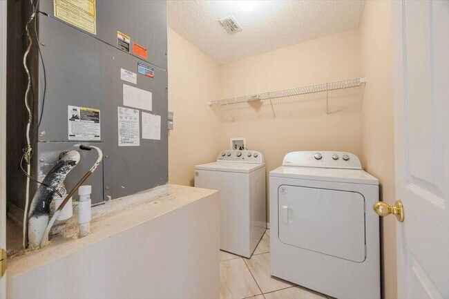 Building Photo - 163 Jocelyn Dr