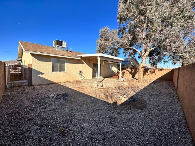 Building Photo - Great 3 Bedroom, 2 Bath Home Centrally located in Kingman!
