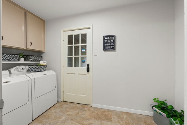 Building Photo - 16815 Memorial Oaks Ln