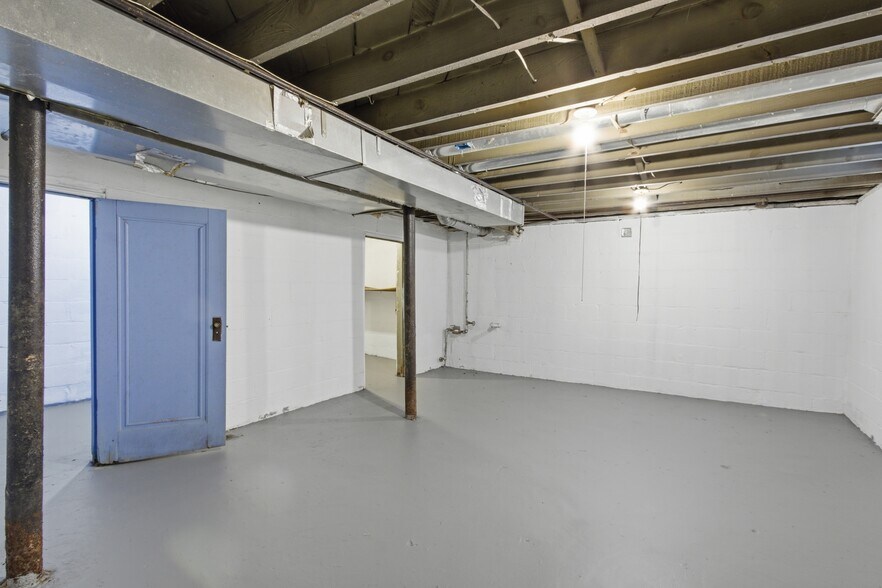 Building Photo - 15087 Pinehurst St