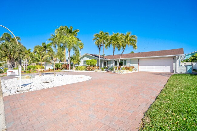 Building Photo - 3003 W Vina Del Mar Blvd