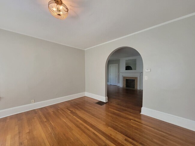 Building Photo - No Luxury Bells and Whistles But a Nice Clean Historic Home