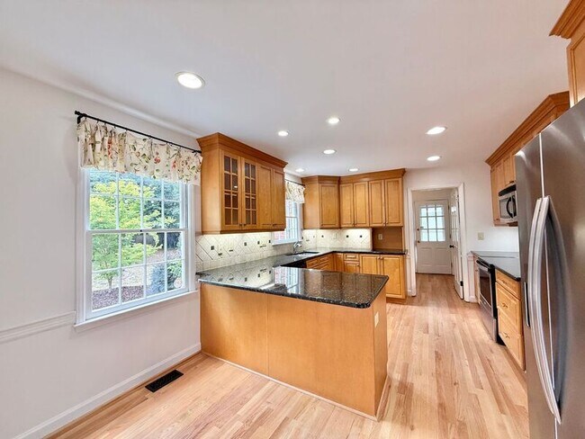 Building Photo - 5017 Sandlewood Dr