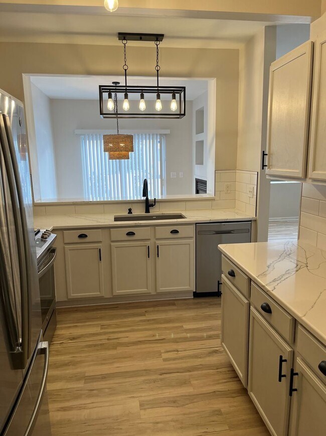 Building Photo - 3 Bedroom Condo Loves Park