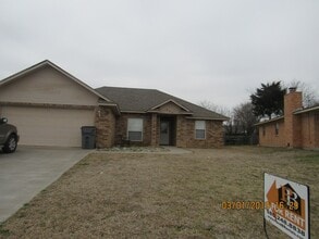 Building Photo - PET FRIENDLY WITH OWNER APPROVAL!!