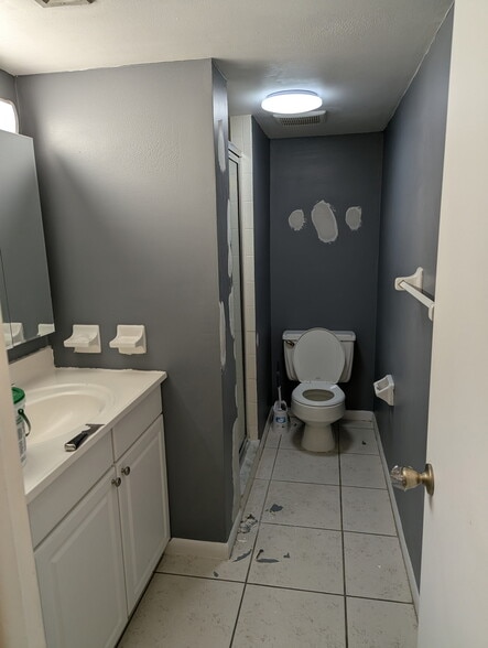 Hall Bathroom - 205 S Courtenay Pky