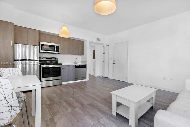 Building Photo - 557 Michigan Ave