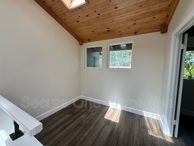 Building Photo - 4671 Club View Dr