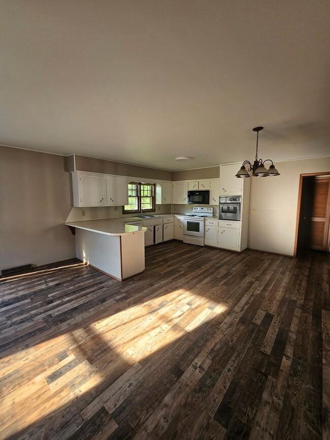 Building Photo - 3 Bedroom | 2 Bathroom | 2 Car Garage | Springfield MO!