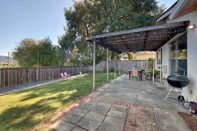 Building Photo - 595 Tanbark Terrace