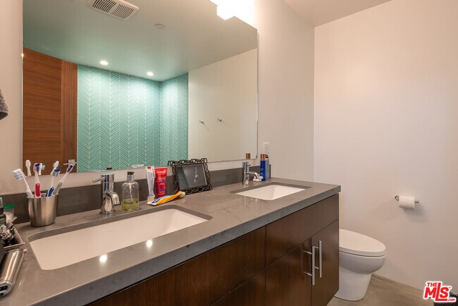 Building Photo - 581 Agate St