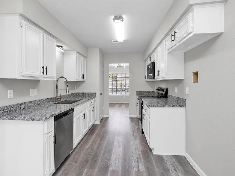 Building Photo - 17903 Red Wolf Dr