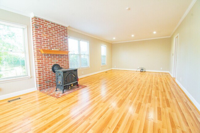 Building Photo - Available 3/27/26 - Charming Haymount 3 Bedroom 2 Bathroom Home- Pets Okay