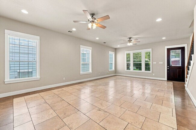 Building Photo - 305 Zennia St