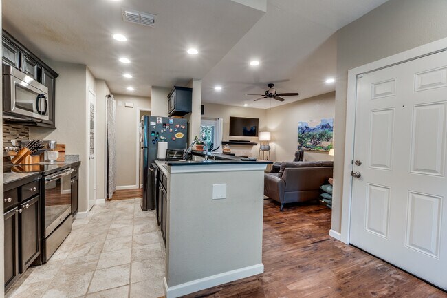 Building Photo - 8601 Park Ln