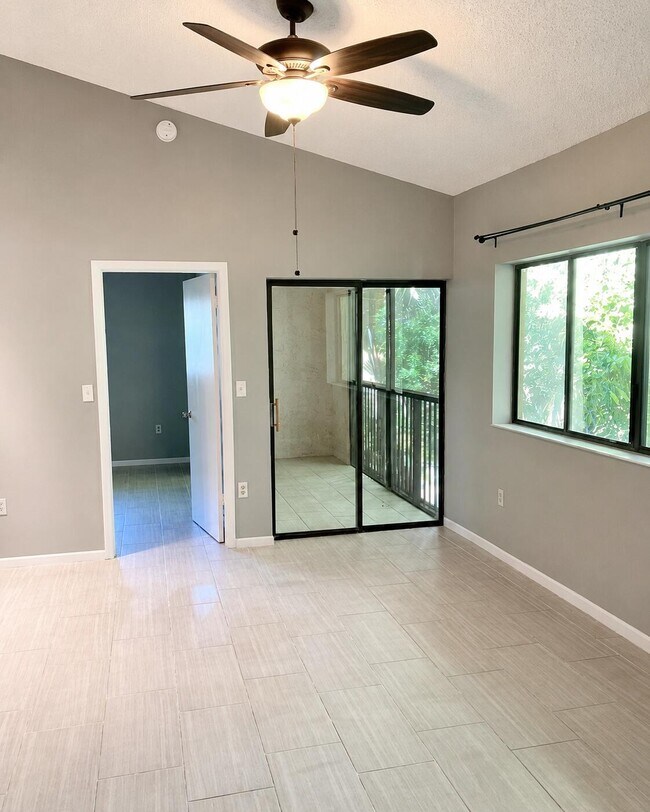 Building Photo - 2550 SW 18th Terrace