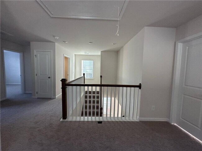 Building Photo - 45 Pineview Dr