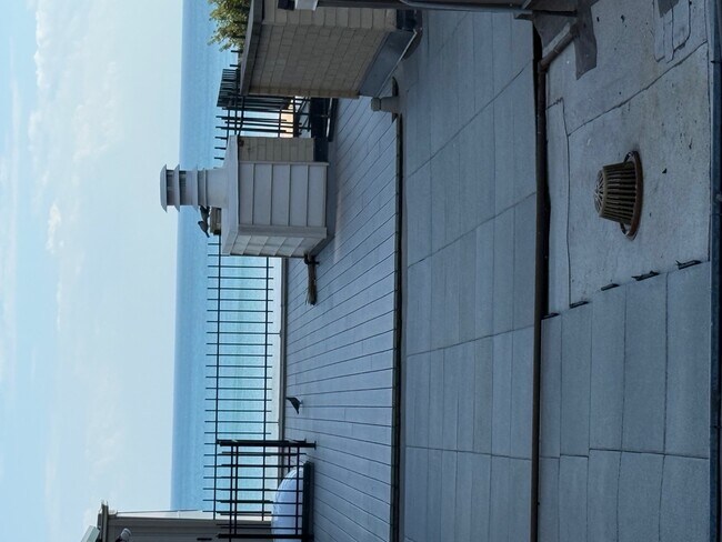 Building Photo - 5747 N Sheridan Rd