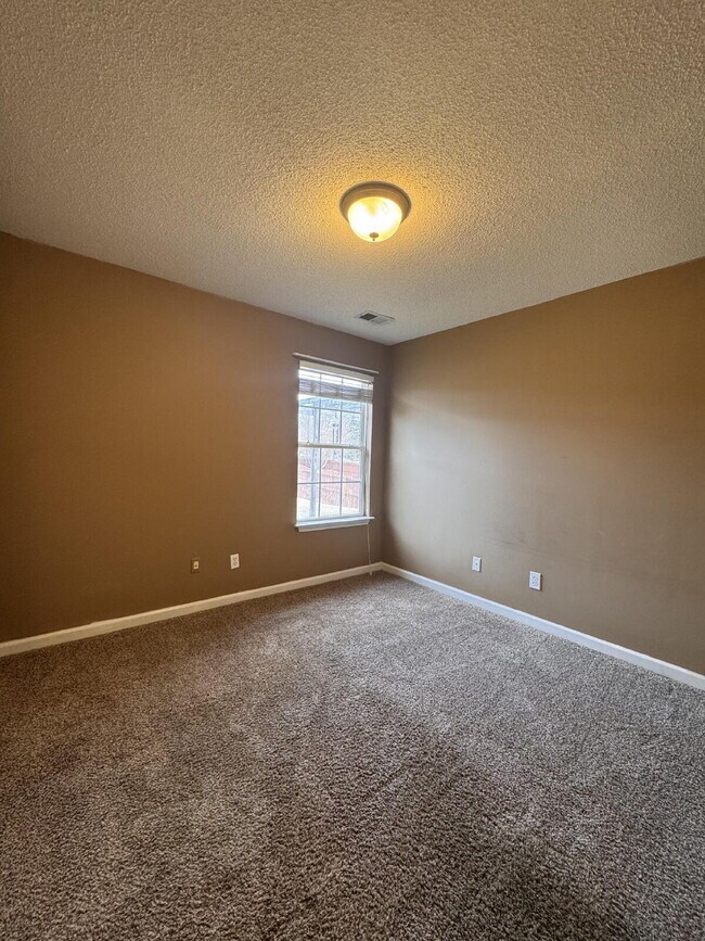 Building Photo - Spacious 3BR Home with Large Fenced Yard – Prime Simpsonville Location!