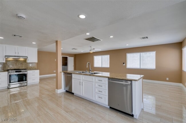 Building Photo - 3966 Green Leaf Dr