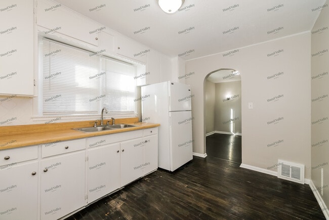 Building Photo - 3357 S Sterling Ave