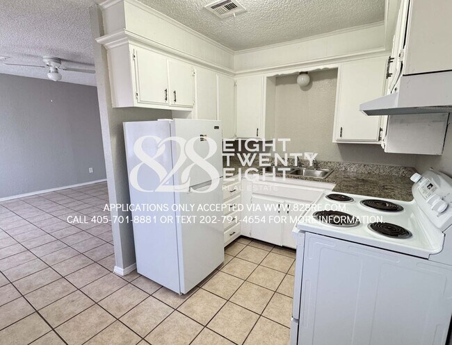 Building Photo - 2 Bed/1 Bath Triplex Home in Noble