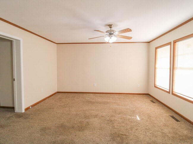 Building Photo - Beautiful 3 Bedroom Duplex in Convenient Pulaski Location