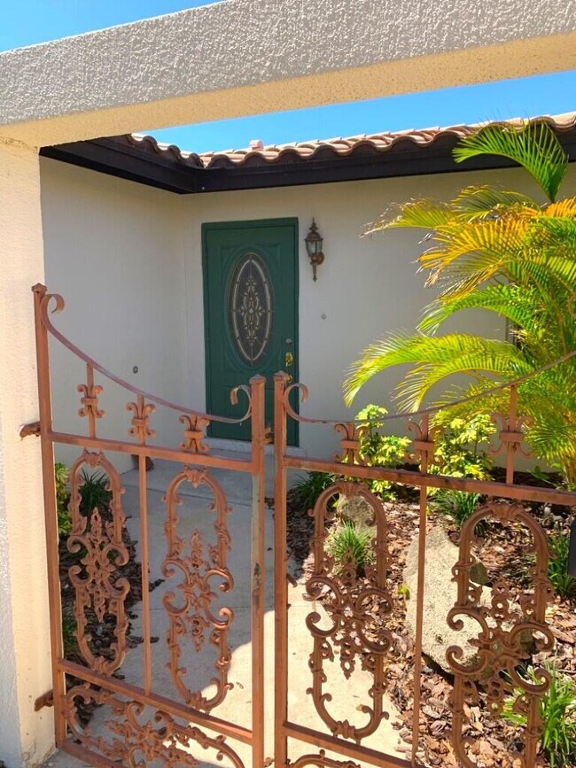 Building Photo - 560 Paula Ave