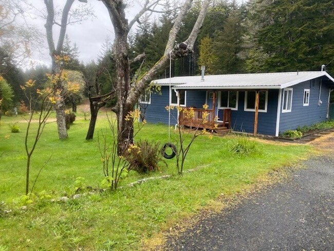 Building Photo - Remodeled 3 bed, 1 bath house with Large 2...