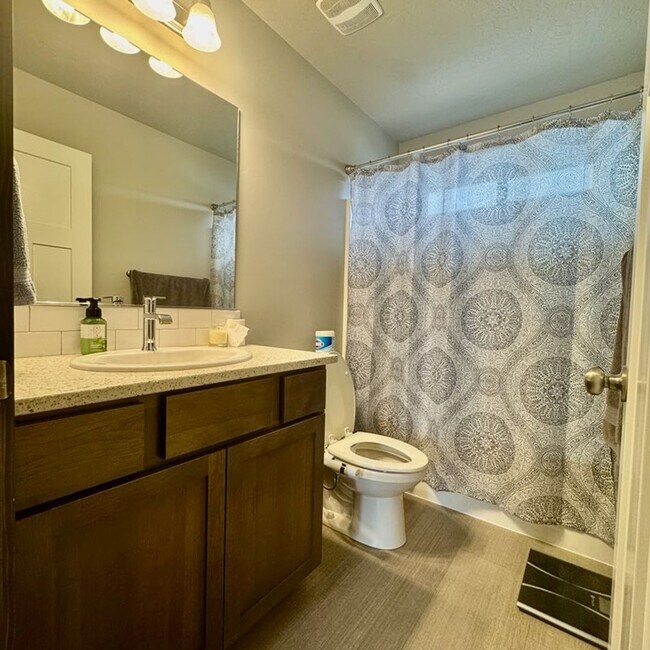 Building Photo - Beautiful 4 bedroom home