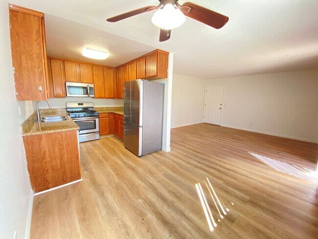 Building Photo - *Special* Charming 2 bedroom 2 bathroom Condo in Oceanside!