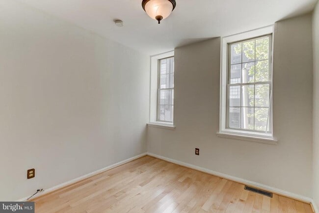 Building Photo - 2418 Hudson St