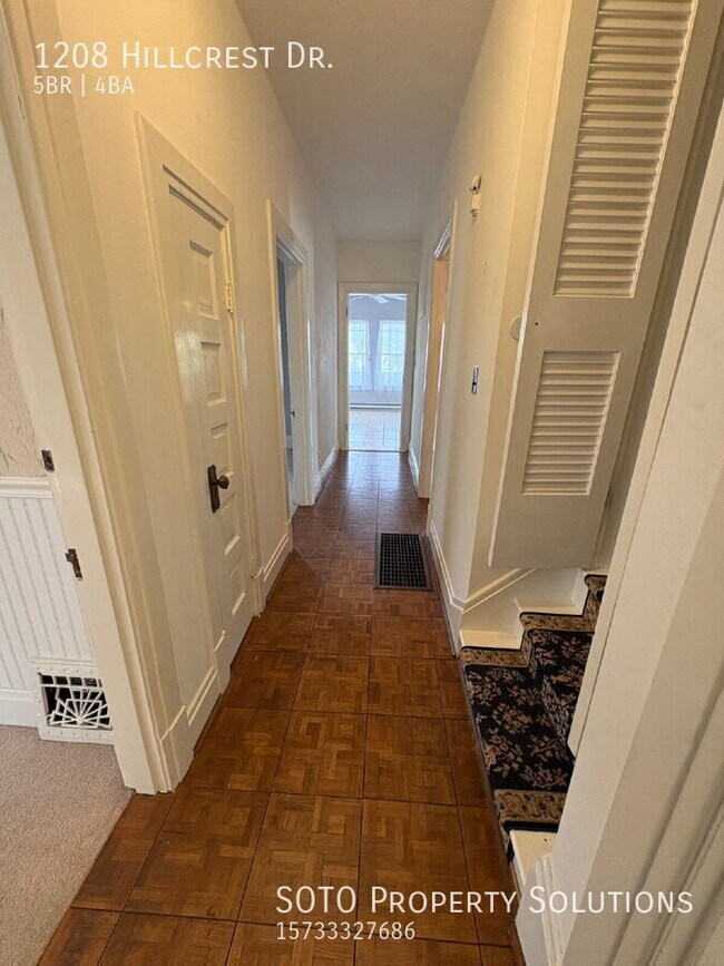 Building Photo - 1208 Hillcrest Dr