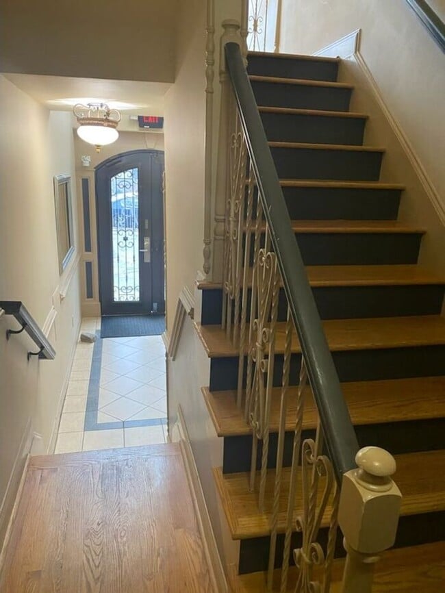 Building Photo - Excellent location, amazing upgrades and great price!