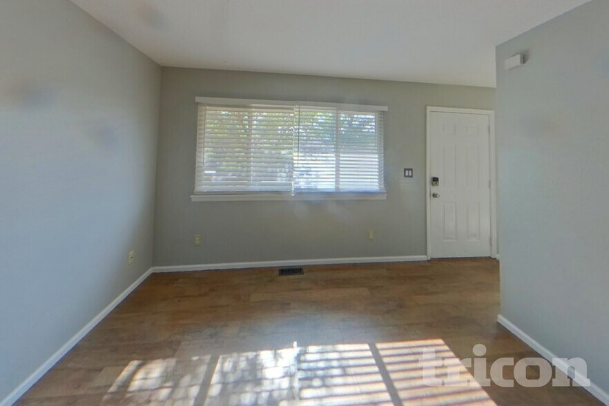 Building Photo - 910 Foothills Ct