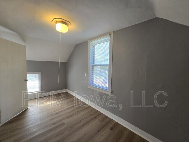 Building Photo - 908 W 6th St