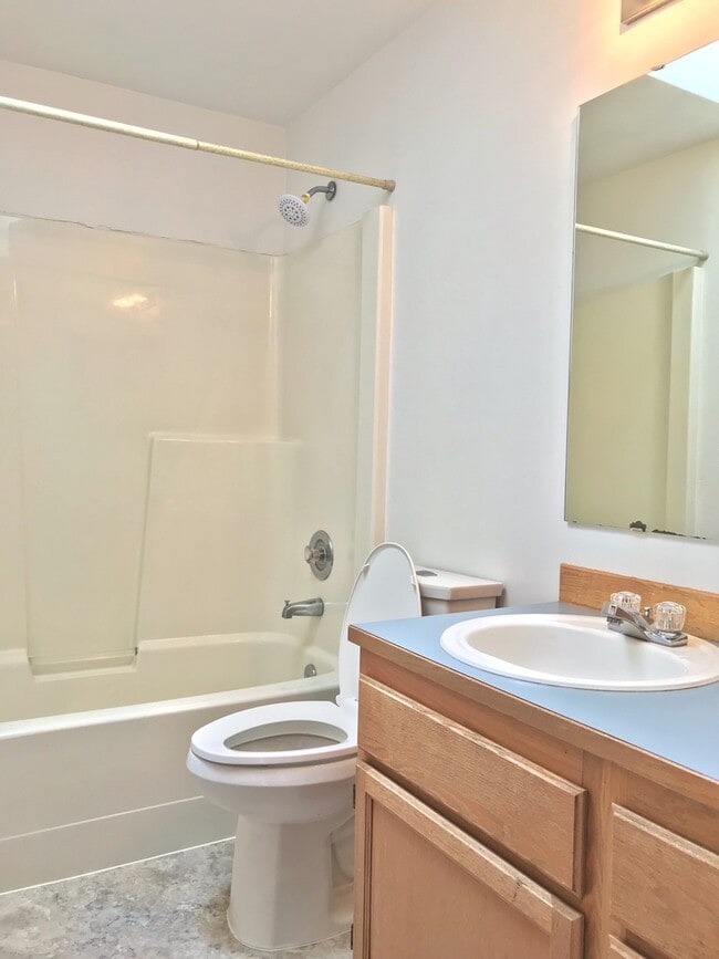 Building Photo - Great 3 bed with huge yard!